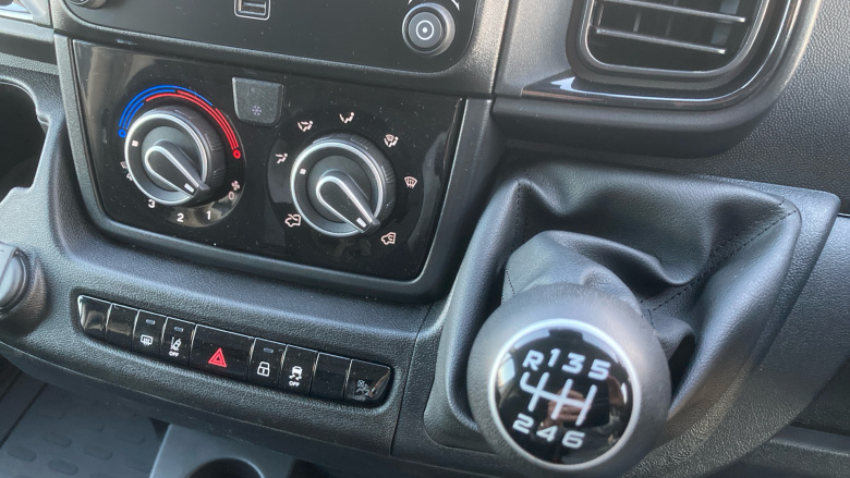 Peugeot Boxer 3500 Heavy L4 Diesel 2.2 BlueHDi 140 H2 Van Professional